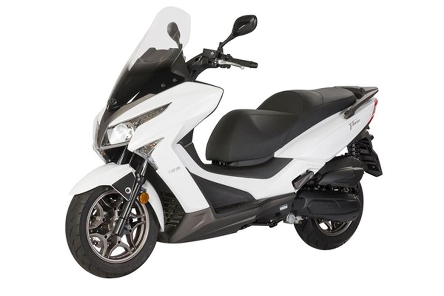 החלק הקדמי של קטנוע KYMCO Xtown בצבע לבן.